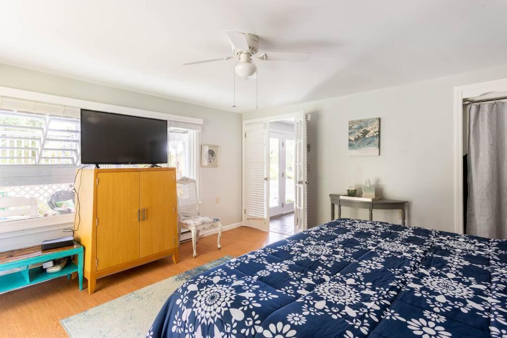 Vila Unique Retreat With Private Patio, 4 King Beds And Bbq Groton Exteriér fotografie