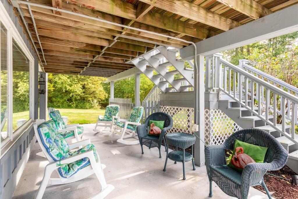 Vila Unique Retreat With Private Patio, 4 King Beds And Bbq Groton Exteriér fotografie