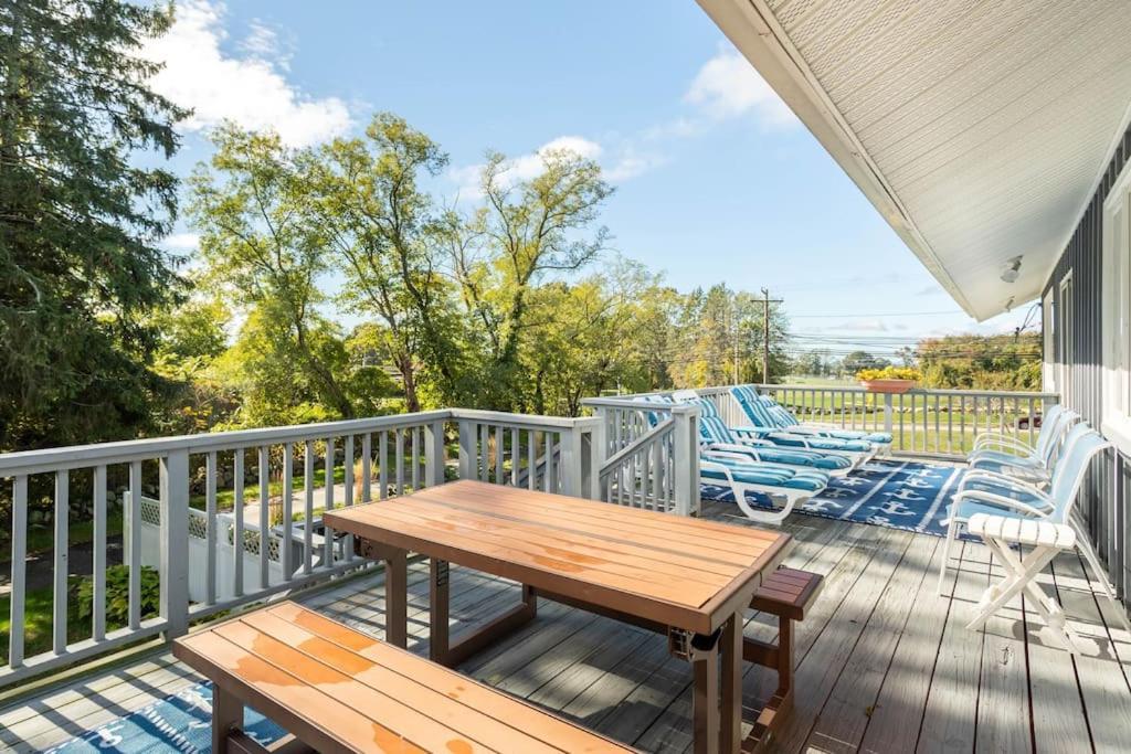 Vila Unique Retreat With Private Patio, 4 King Beds And Bbq Groton Exteriér fotografie
