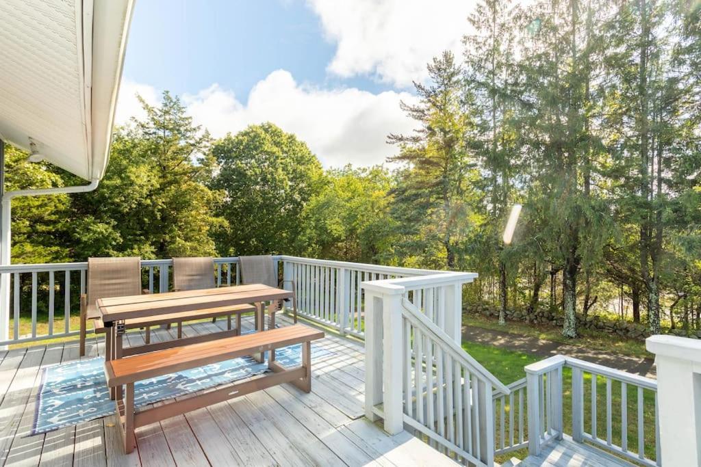 Vila Unique Retreat With Private Patio, 4 King Beds And Bbq Groton Exteriér fotografie