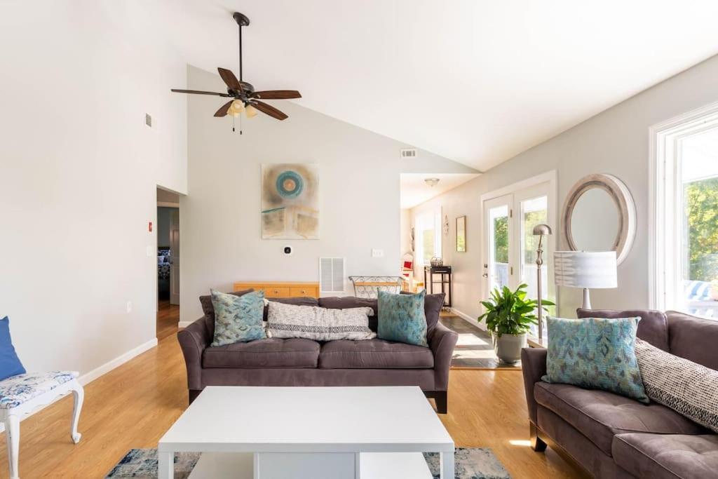 Vila Unique Retreat With Private Patio, 4 King Beds And Bbq Groton Exteriér fotografie